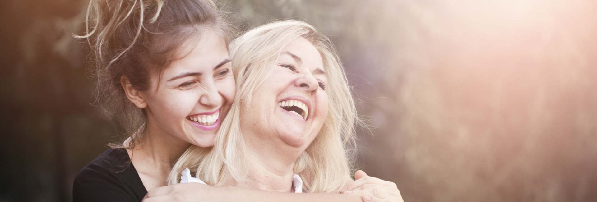 Zwei lachende Frauen an einem sonnigen Tag